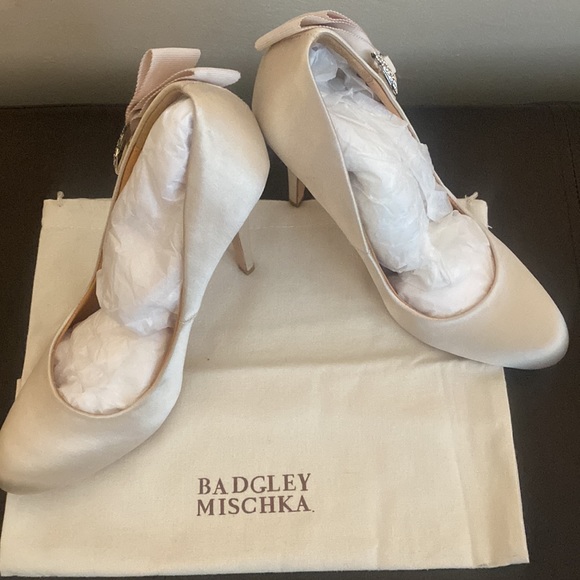 Badgley Mischka Women's Embellished Pointed Toe Pumps! - Picture 10 of 11